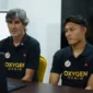 Pelatih Semen Padang FC Stefano “Teco” Cugurra didampingi sang kiper, Ikram Algiffari saat memberikan keterangan pers. (Foto MO Semen Padang FC)