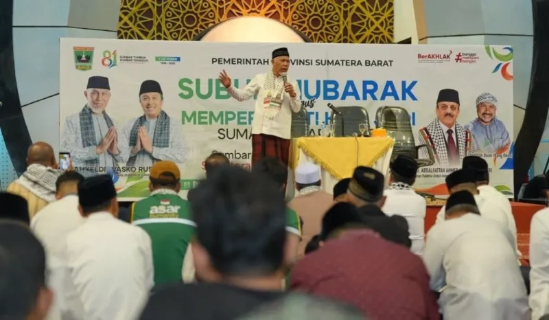 Gubernur Sumbar Mahyeldi saat kegiatan Subuh Mubarak di Masjid Raya Syekh Ahmad Khatib Al-Minangkabawi, Minggu (4/10/2026). (Foto: Adpsb)