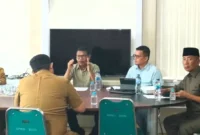 Anggota TP2D Pessel, Epaldi Bahar (dua dari kanan). 