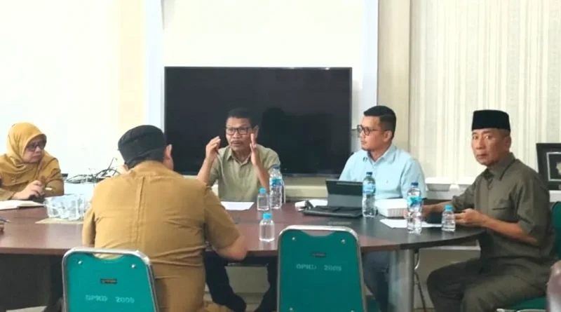 Anggota TP2D Pessel, Epaldi Bahar (dua dari kanan). 