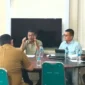Anggota TP2D Pessel, Epaldi Bahar (dua dari kanan). 