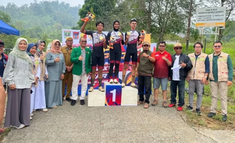 Tim Balap sepeda Kota Padang meraih emas Cross Country Relay Porprov XVI Sumbar 2026. (Foto: Pemko Padang)