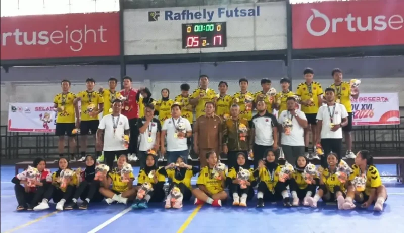 Tim Bola Tangan Putra dan Putri Kota Padang meraih medali emas Porprov Sumbar 2026. (Foto: Pemko Padang)