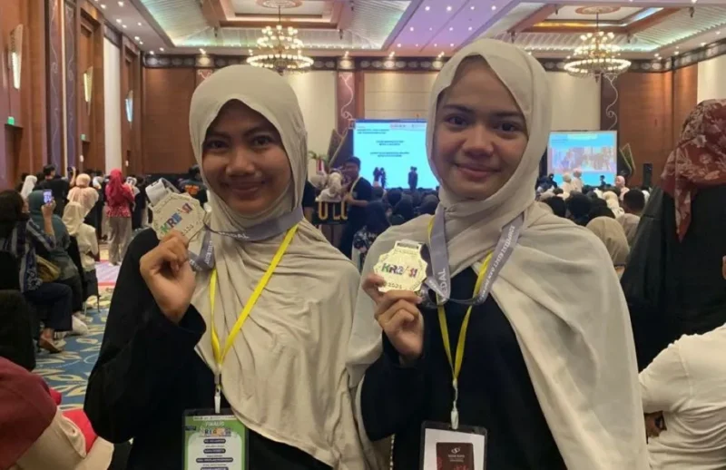 Tim Riset MTsN 3 Padang meraih medali perak di KREASI Nasional 2026. (Foto: Pemko Padang)