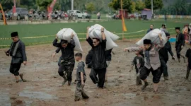 Wali Kota Solok Ramadhani Kirana Putra mengikuti tradisi Bakaua dalam Rang Solok Baralek Gadang 2026. (Foto: Prokopim Kota Solok)