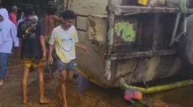 Truk CPO terguling di Singuntur Mudo, Kecamatan Koto XI Tarusan, Pessel (Foto: Ist)