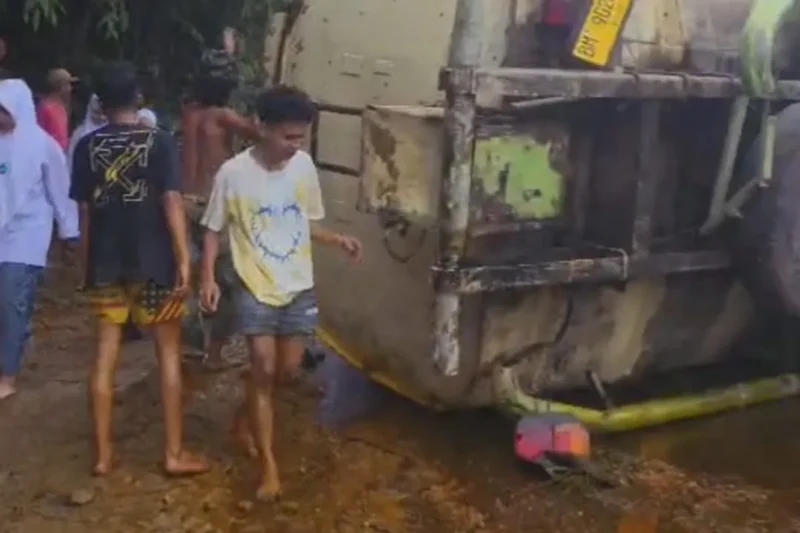 Truk CPO terguling di Singuntur Mudo, Kecamatan Koto XI Tarusan, Pessel (Foto: Ist)