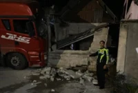 Truk bermuatan semen menabrak rumah warga di Jalan Solok-Padang, Rabu dini hari (21/10/2026). (Foto: Satlantas Polres Solok)