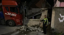 Truk bermuatan semen menabrak rumah warga di Jalan Solok-Padang, Rabu dini hari (21/10/2026). (Foto: Satlantas Polres Solok)