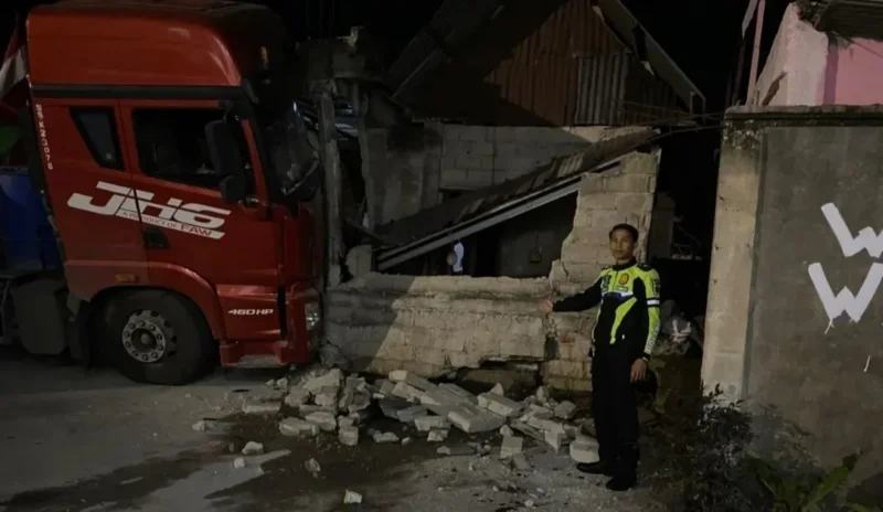 Truk bermuatan semen menabrak rumah warga di Jalan Solok-Padang, Rabu dini hari (21/10/2026). (Foto: Satlantas Polres Solok)