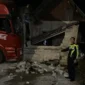 Truk bermuatan semen menabrak rumah warga di Jalan Solok-Padang, Rabu dini hari (21/10/2026). (Foto: Satlantas Polres Solok)
