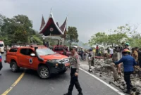 Petugas Satlantas Polres Padang Panjang melakukan olah TKP di lokasi kejadian, Selasa (20/10/2026). (Foto: Satlantas Polres Padang Panjang)