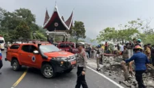 Petugas Satlantas Polres Padang Panjang melakukan olah TKP di lokasi kejadian, Selasa (20/10/2026). (Foto: Satlantas Polres Padang Panjang)