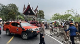 Petugas Satlantas Polres Padang Panjang melakukan olah TKP di lokasi kejadian, Selasa (20/10/2026). (Foto: Satlantas Polres Padang Panjang)