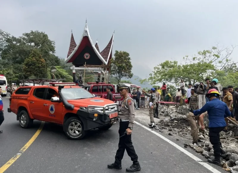 Petugas Satlantas Polres Padang Panjang melakukan olah TKP di lokasi kejadian, Selasa (20/10/2026). (Foto: Satlantas Polres Padang Panjang)