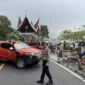 Petugas Satlantas Polres Padang Panjang melakukan olah TKP di lokasi kejadian, Selasa (20/10/2026). (Foto: Satlantas Polres Padang Panjang)