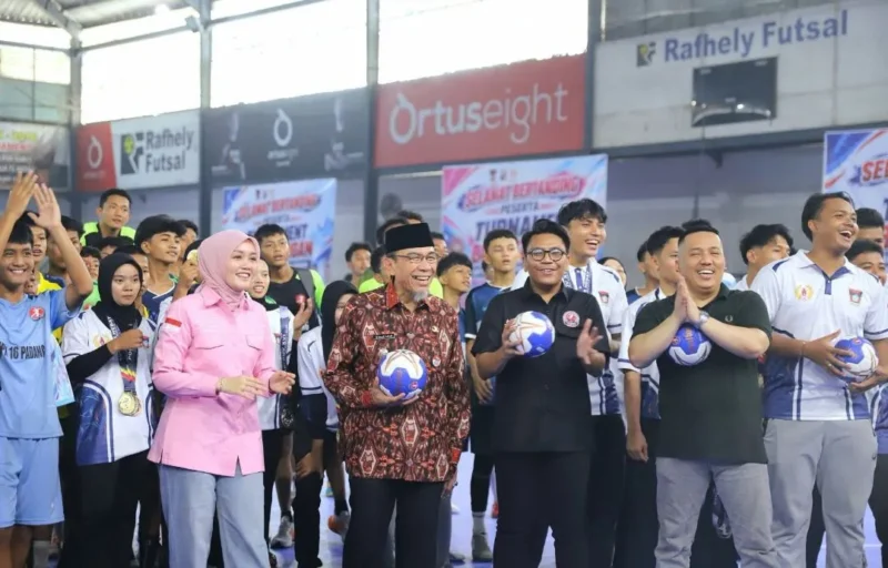 Wakil Wali Kota Padang, Maigus Nasir membuka Turnamen Bola Tangan Antar Kecamatan se-Kota Padang U-17 tahun 2026 di Rafhely Futsal Bypass, Rabu (14/10/2026). (Foto: Pemko Padang)