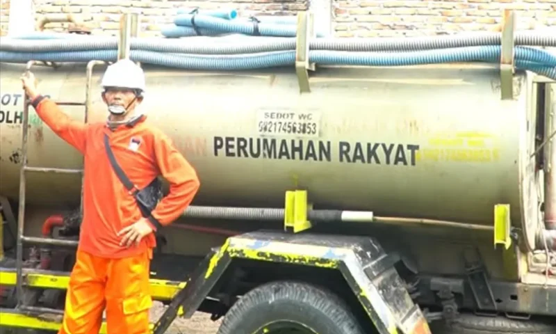 Pemko Padang menguji layanan penyedotan lumpur tinja terjadwal. (Foto: Pemko Padang)