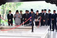 Presiden Prabowo Subianto memanjatkan doa bagi para pahlawan revolusi di sumur Lubang Buaya, Jakarta, Kamis (1/10/2026). (Foto: BPMI Setpres)