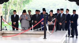 Presiden Prabowo Subianto memanjatkan doa bagi para pahlawan revolusi di sumur Lubang Buaya, Jakarta, Kamis (1/10/2026). (Foto: BPMI Setpres)