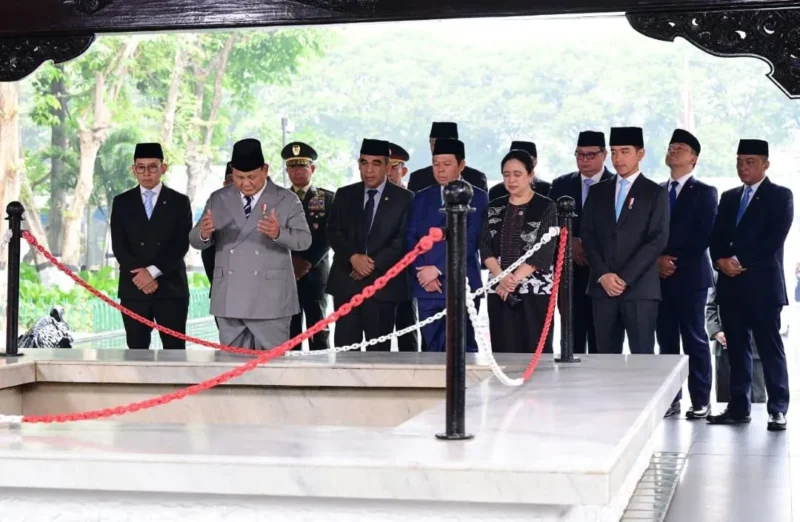 Presiden Prabowo Subianto memanjatkan doa bagi para pahlawan revolusi di sumur Lubang Buaya, Jakarta, Kamis (1/10/2026). (Foto: BPMI Setpres)