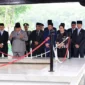 Presiden Prabowo Subianto memanjatkan doa bagi para pahlawan revolusi di sumur Lubang Buaya, Jakarta, Kamis (1/10/2026). (Foto: BPMI Setpres)