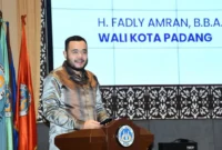 Wali Kota Padang Fadly Amran saat menjadi pembicara utama dalam Seminar Nasional dan Sharing Session Alumni Inspiratif pada Temu Akbar Alumni UNP Lintas Angkatan 2026, Sabtu (24/10/2026). (Foto: Pemko Padang