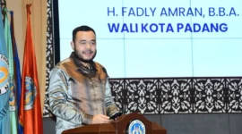 Wali Kota Padang Fadly Amran saat menjadi pembicara utama dalam Seminar Nasional dan Sharing Session Alumni Inspiratif pada Temu Akbar Alumni UNP Lintas Angkatan 2026, Sabtu (24/10/2026). (Foto: Pemko Padang