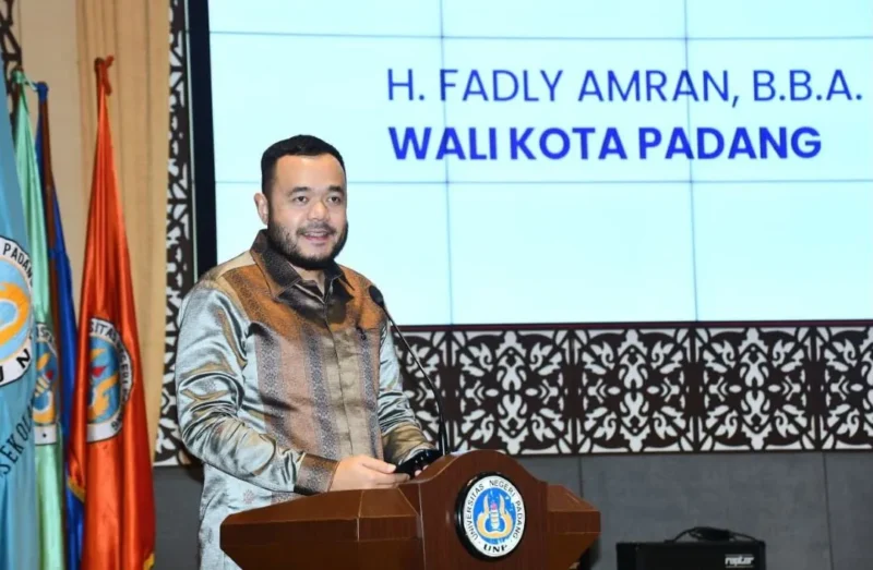 Wali Kota Padang Fadly Amran saat menjadi pembicara utama dalam Seminar Nasional dan Sharing Session Alumni Inspiratif pada Temu Akbar Alumni UNP Lintas Angkatan 2026, Sabtu (24/10/2026). (Foto: Pemko Padang