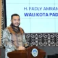 Wali Kota Padang Fadly Amran saat menjadi pembicara utama dalam Seminar Nasional dan Sharing Session Alumni Inspiratif pada Temu Akbar Alumni UNP Lintas Angkatan 2026, Sabtu (24/10/2026). (Foto: Pemko Padang