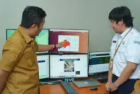 Wakil Gubernur Sumbar, Vasko Ruseimy saat mengunjungi Stasiun Meteorologi Minangkabau, Kabupaten Padang Pariaman, Senin (19/10/2026). (Foto: Adpsb)