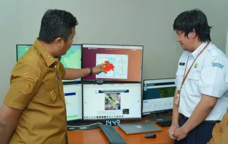 Wakil Gubernur Sumbar, Vasko Ruseimy saat mengunjungi Stasiun Meteorologi Minangkabau, Kabupaten Padang Pariaman, Senin (19/10/2026). (Foto: Adpsb)