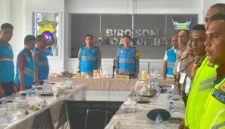 Wakapolda Sumbar Brigjen Pol. Solihin dalam kegiatan pengambilan sumpah dan penandatanganan pakta integritas di Aula Biro SDM Polda Sumbar, Selasa (27/10/2026). (Foto: Polda Sumbar)