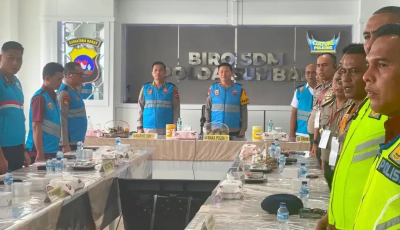 Wakapolda Sumbar Brigjen Pol. Solihin dalam kegiatan pengambilan sumpah dan penandatanganan pakta integritas di Aula Biro SDM Polda Sumbar, Selasa (27/10/2026). (Foto: Polda Sumbar)