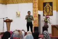 Wakil Ketua DPRD Sumbar, Evi Yandri Rajo Budiman saat menggelar Sosialisasi Perda Nomor 9 Tahun 2018 tentang Fasilitasi Pencegahan Penyalahgunaan Narkotika, Psikotropika, dan Zat Adiktif. (Foto: Ist)