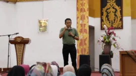 Wakil Ketua DPRD Sumbar, Evi Yandri Rajo Budiman saat menggelar Sosialisasi Perda Nomor 9 Tahun 2018 tentang Fasilitasi Pencegahan Penyalahgunaan Narkotika, Psikotropika, dan Zat Adiktif. (Foto: Ist)
