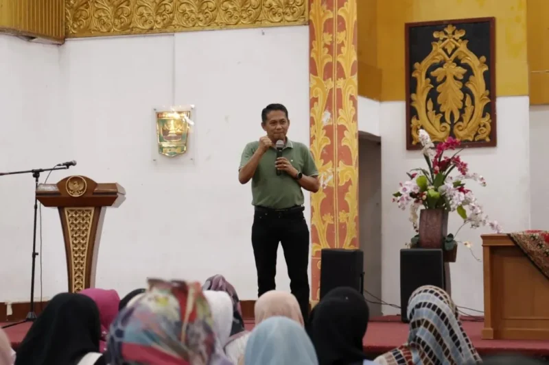 Wakil Ketua DPRD Sumbar, Evi Yandri Rajo Budiman saat menggelar Sosialisasi Perda Nomor 9 Tahun 2018 tentang Fasilitasi Pencegahan Penyalahgunaan Narkotika, Psikotropika, dan Zat Adiktif. (Foto: Ist)