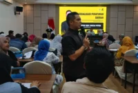 Wakil Ketua DPRD Sumbar, Iqra Chissa saat sosialisasi Perda Sumbar Nomor 17 Tahun 2018. (Foto: Ist)
