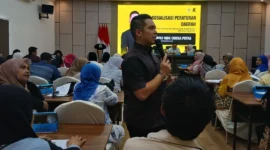Wakil Ketua DPRD Sumbar, Iqra Chissa saat sosialisasi Perda Sumbar Nomor 17 Tahun 2018. (Foto: Ist)