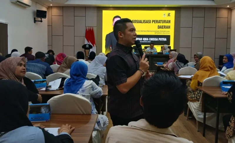 Wakil Ketua DPRD Sumbar, Iqra Chissa saat sosialisasi Perda Sumbar Nomor 17 Tahun 2018. (Foto: Ist)