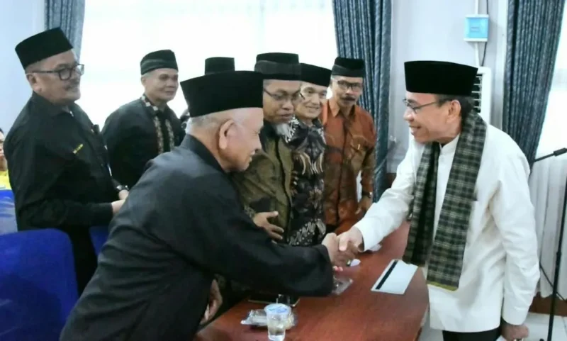 Wakil Wali Kota Padang Maigus Nasir membuka Rapat Koordinasi Sinergi Nagari Penanganan ATS di Aula Kantor Disdikbud Padang, Senin (12/10/2026). (Foto: Pemko Padang)
