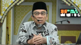 Wakil Wali Kota Padang Maigus saat menjadi narasumber dalam Bimbingan Manasik Haji Kota Padang 1448 H/2027 M di Masjid Agung Nurul Iman, Minggu (11/10/2026). (Foto: Pemko Padang)