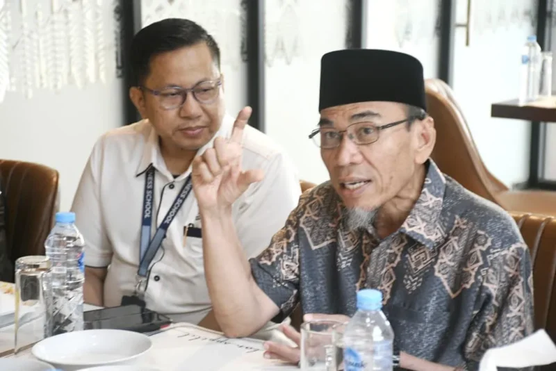 Wakil Wali Kota Padang, Maigus Nasir bersama Professor Management & Entrepreneurship Section UniKL, Prof. Ilham Sentosa, PhD di Rumah Makan Takana Nasi Padang, Senin (19/10/2026). (Foto: Pemko Padang)