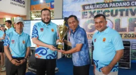 Wali Kota Padang Fadly Amran menutup Wali Kota Padang Cup Executive Golf Tournament 2026 di Lapangan Wirabraja Golf Club, Ulu Gadut, Minggu (18/10/2026). (Foto: Pemko Padang)