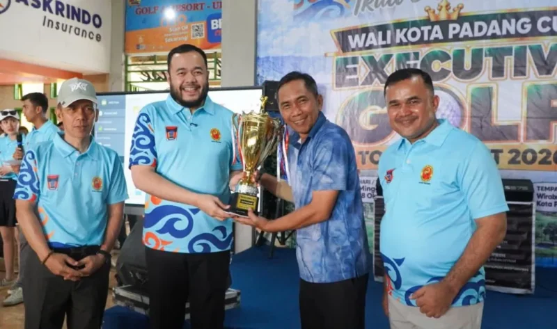 Wali Kota Padang Fadly Amran menutup Wali Kota Padang Cup Executive Golf Tournament 2026 di Lapangan Wirabraja Golf Club, Ulu Gadut, Minggu (18/10/2026). (Foto: Pemko Padang)