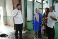 Wali Kota Padang Fadly Amran saat meninjau langsung kondisi sarana dan prasarana RPH Ruminansia Aie Pacah, Senin (12/10/2026). (Foto: Pemko Padang)