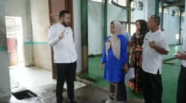 Wali Kota Padang Fadly Amran saat meninjau langsung kondisi sarana dan prasarana RPH Ruminansia Aie Pacah, Senin (12/10/2026). (Foto: Pemko Padang)
