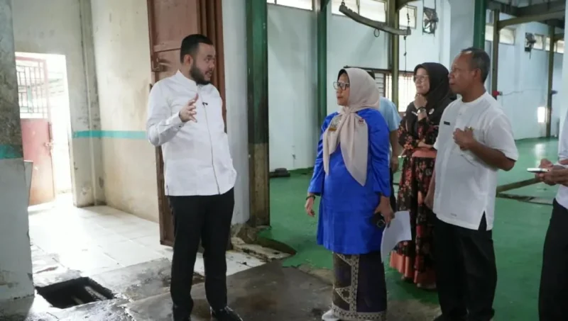 Wali Kota Padang Fadly Amran saat meninjau langsung kondisi sarana dan prasarana RPH Ruminansia Aie Pacah, Senin (12/10/2026). (Foto: Pemko Padang)