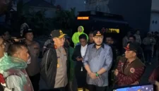 Wali Kota Padang Fadly Amran bersama Kapolda Sumbar Irjen Pol Jawari meninjau kondisi wilayah di Kota Padang setelah diguyur hujan deras, Sabtu (10/10/2026). (Foto: Pemko Padang)