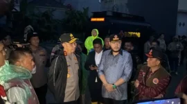 Wali Kota Padang Fadly Amran bersama Kapolda Sumbar Irjen Pol Jawari meninjau kondisi wilayah di Kota Padang setelah diguyur hujan deras, Sabtu (10/10/2026). (Foto: Pemko Padang)